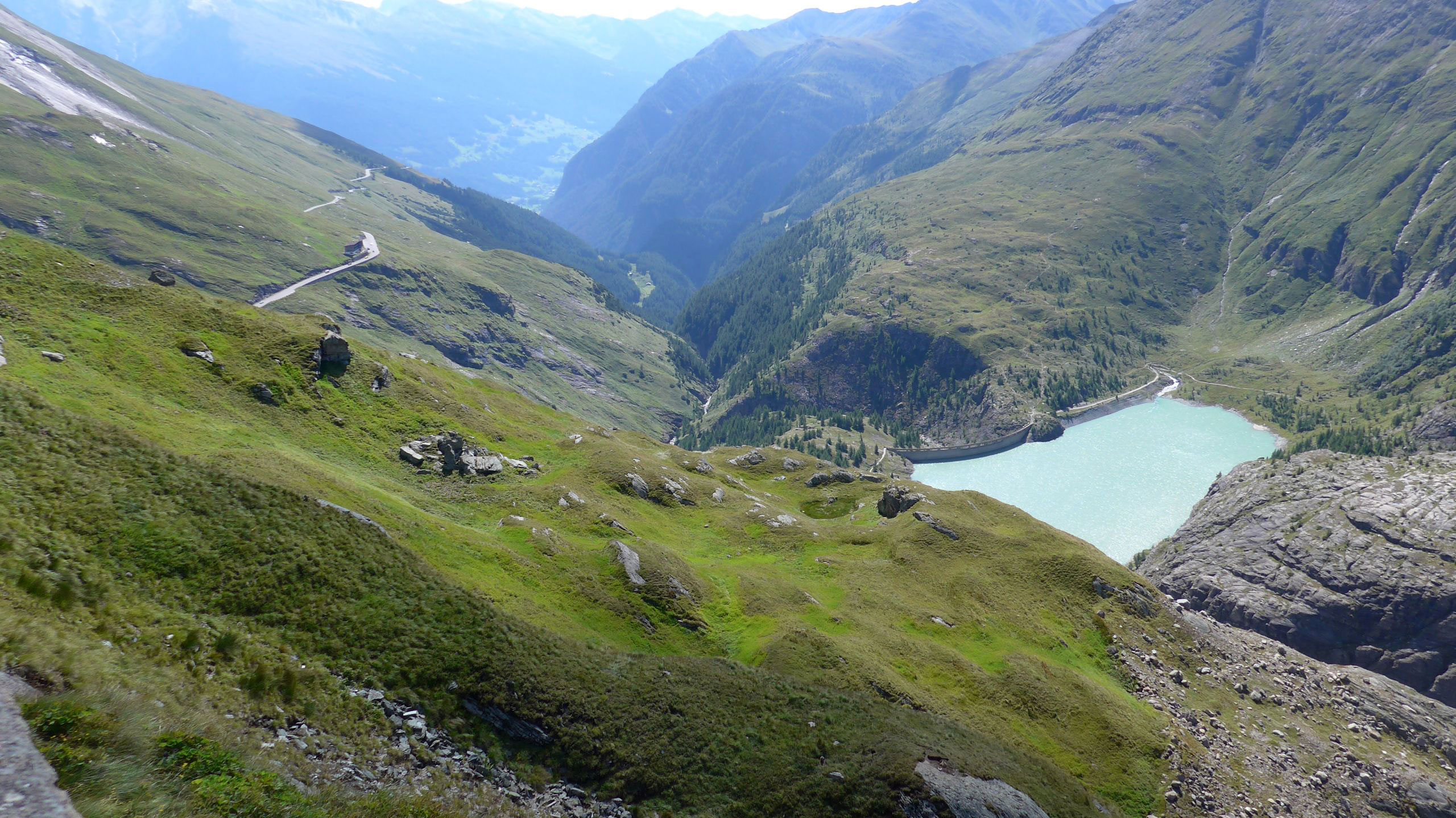 Mautstraße mit Karl-Volkert-Haus und Margeritzensee